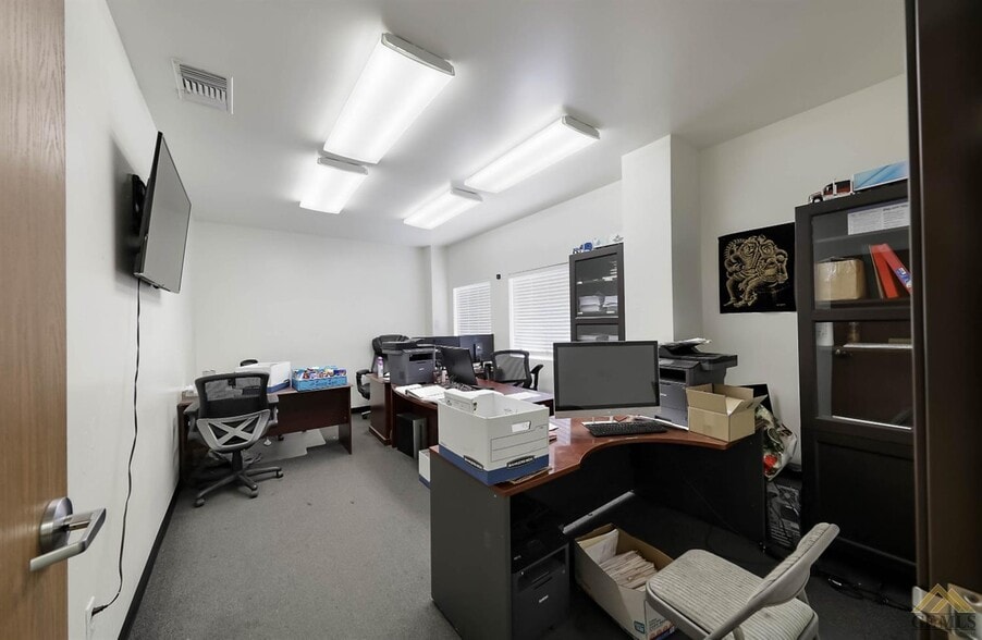 More Photos Of 701 Rooster Dr, Bakersfield Warehouse For Sale