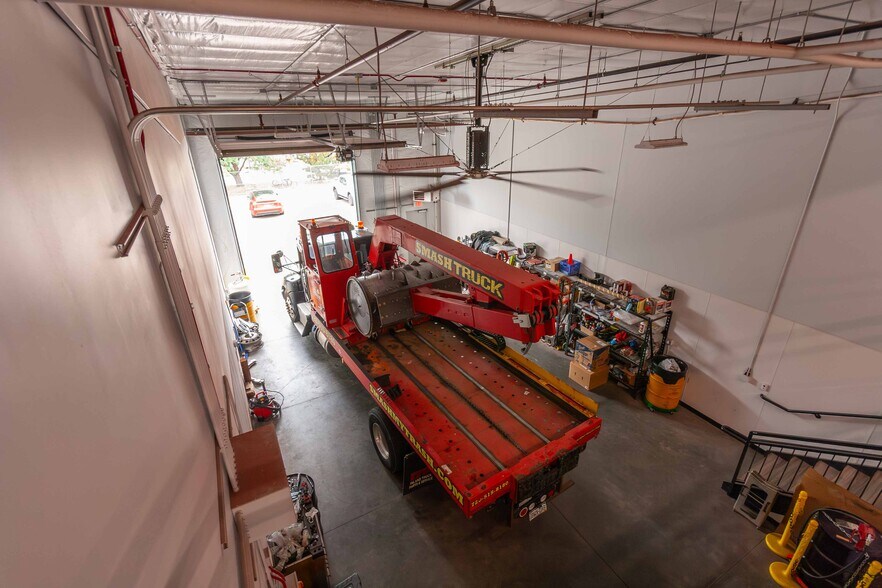 More Photos Of 7292 Greenridge Rd, Windsor Warehouse For Lease