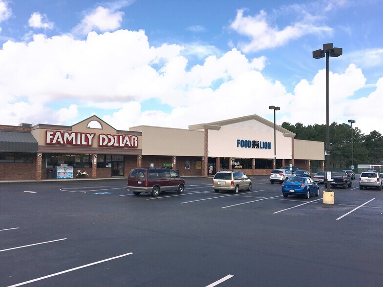 Primary Photo Of 929 McArthur Rd, Fayetteville Supermarket For Lease