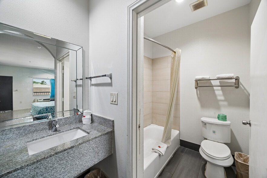 More Photos Of 14621 Highway 59 N, Humble Hotel For Sale