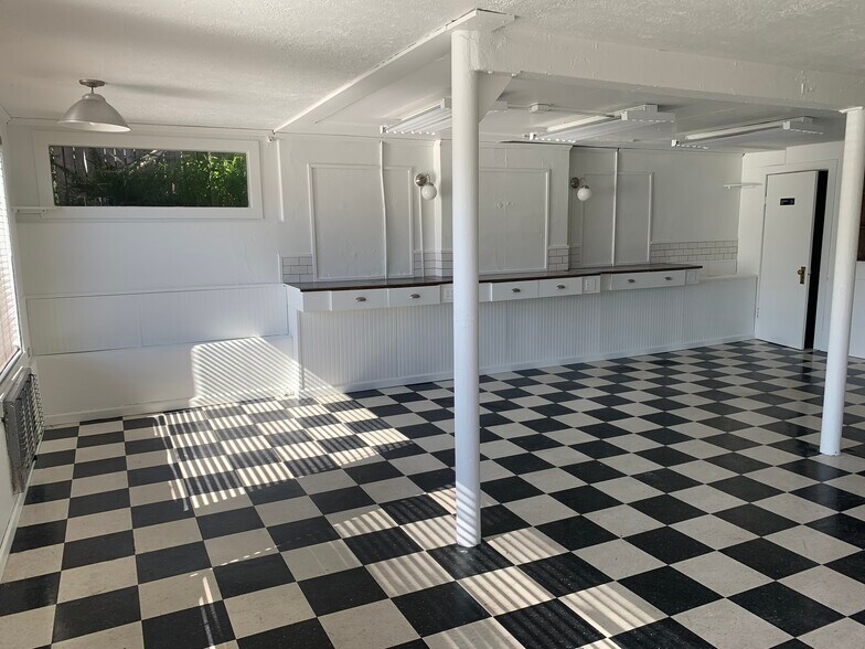 More Photos Of 2931-2935 NE Broadway St, Portland Storefront Retail Office For Lease