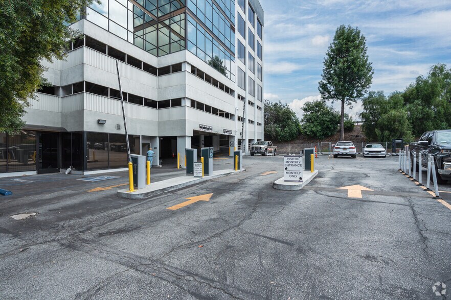 More Photos Of 18425 Burbank Blvd, Tarzana Office For Lease