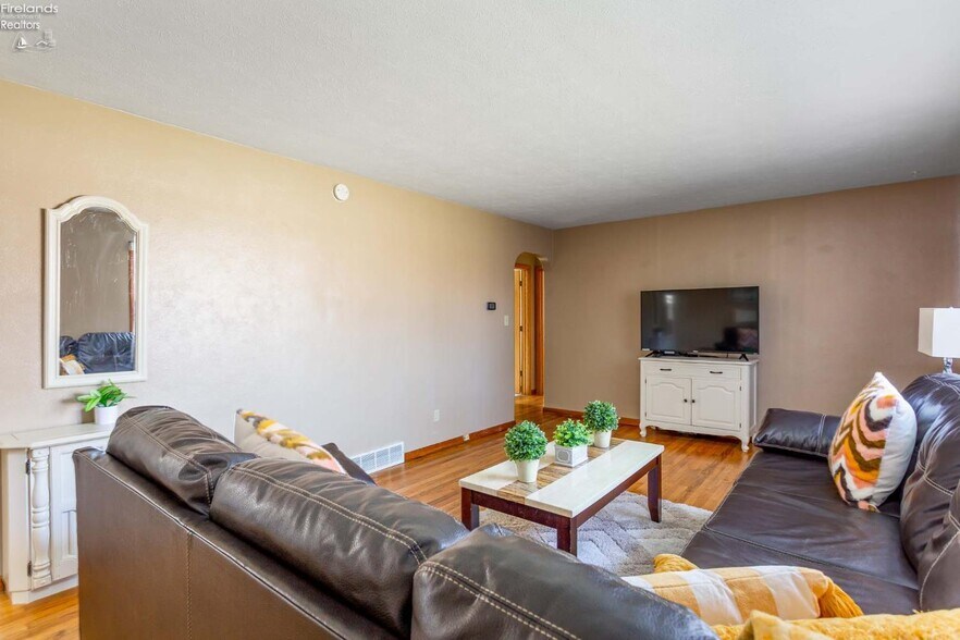More Photos Of 5414 Homegardner Rd, Castalia Apartments For Sale