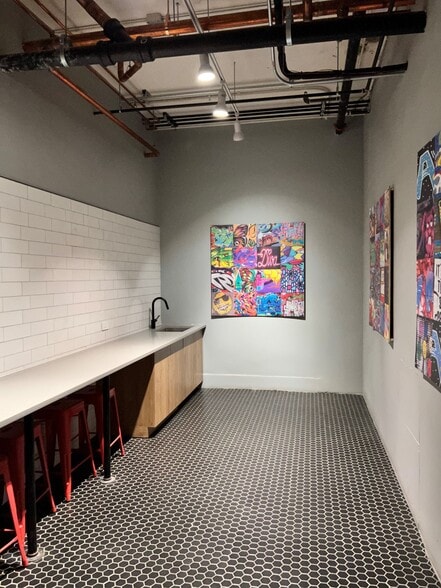 More Photos Of 1010 W 35th St, Chicago Flex For Lease