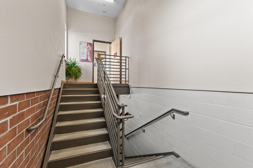 More Photos Of 2205 Ashland St, Ashland Storefront Retail Office For Sale