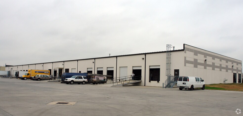 More Photos Of 110 Widgeon Dr, Saint Rose Warehouse For Lease