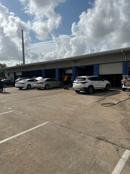 More Photos Of 2525 Westhollow Dr, Houston Auto Repair For Sale