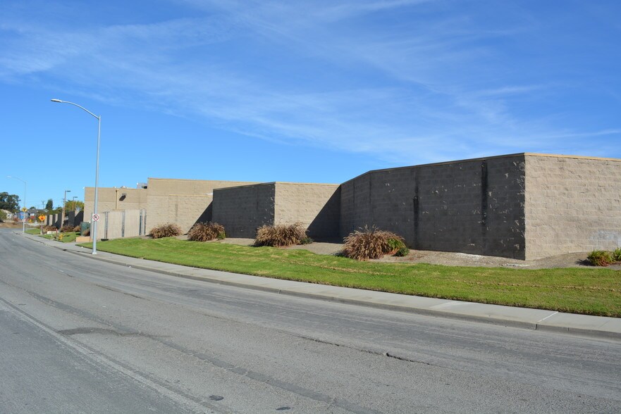 More Photos Of 1067 N Davis Rd, Salinas Garden Center For Lease