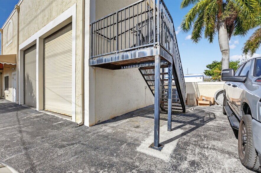 More Photos Of 13 SW 10th St, Deerfield Beach Flex For Lease