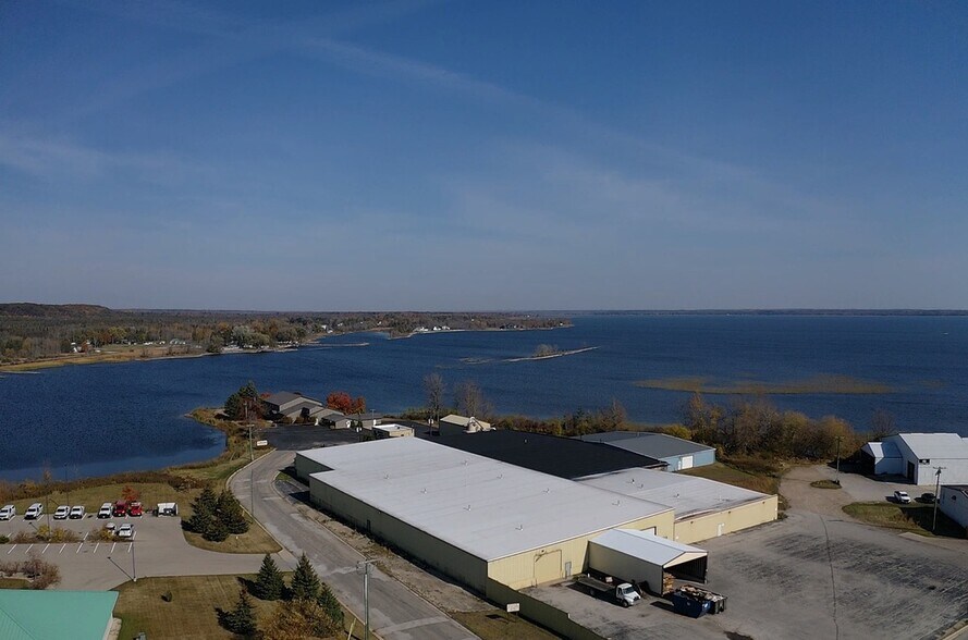 Primary Photo Of 710 Rains Dr, Gladstone Manufacturing For Lease