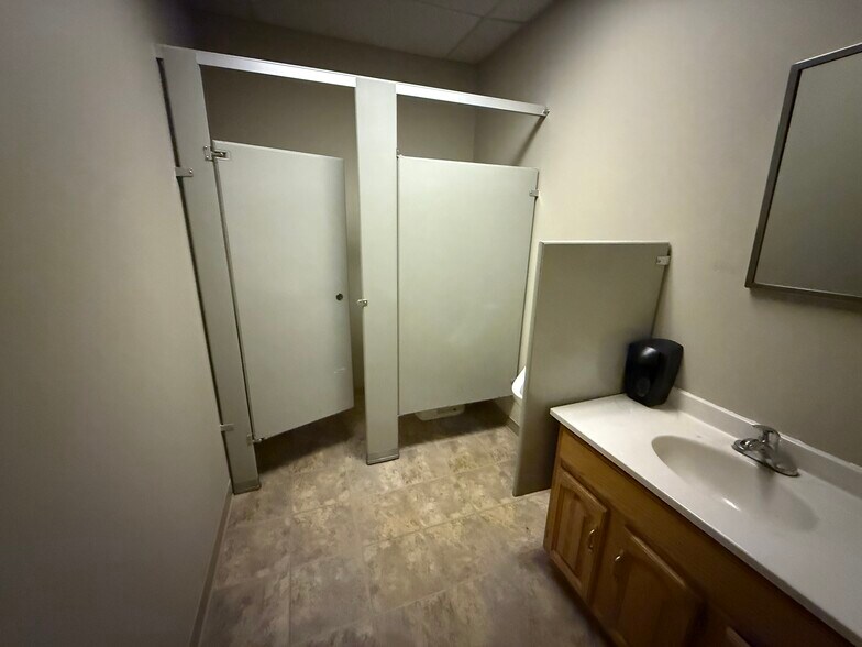 More Photos Of 12635-12651 Hemlock St, Overland Park Showroom For Sale