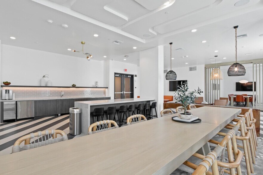 More Photos Of 200 N Vermont Ave, Los Angeles Apartments For Lease