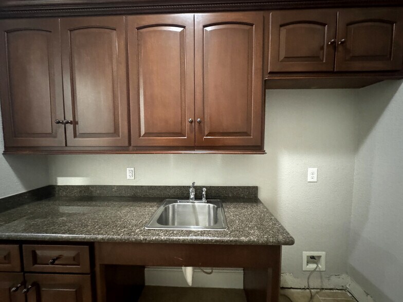 More Photos Of 11601 Spring Cypress Rd, Tomball Medical For Sale