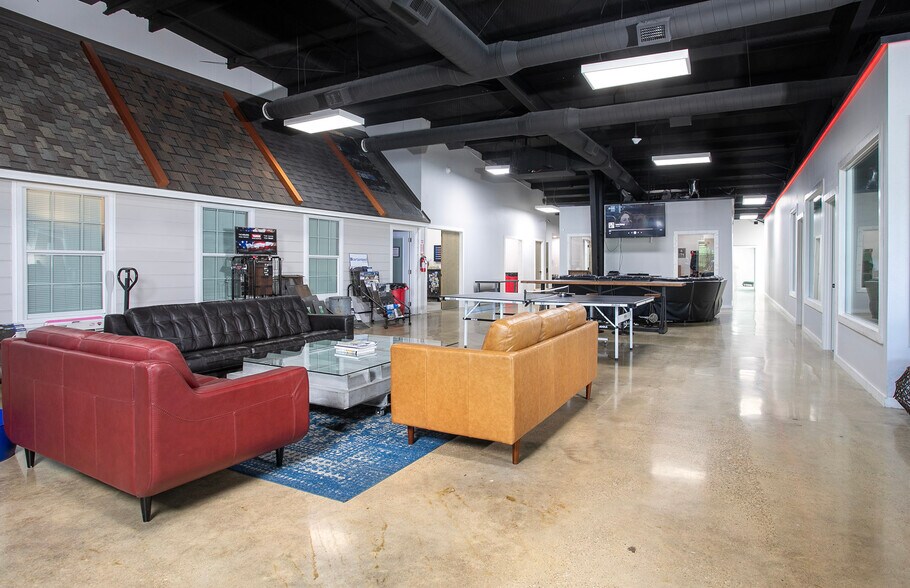 More Photos Of 2850 S Southwest Loop 323, Tyler Distribution For Lease