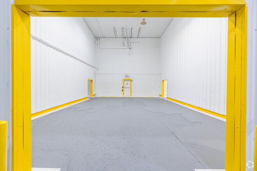 More Photos Of 4206 Mercantile Ave, Naples Distribution For Lease