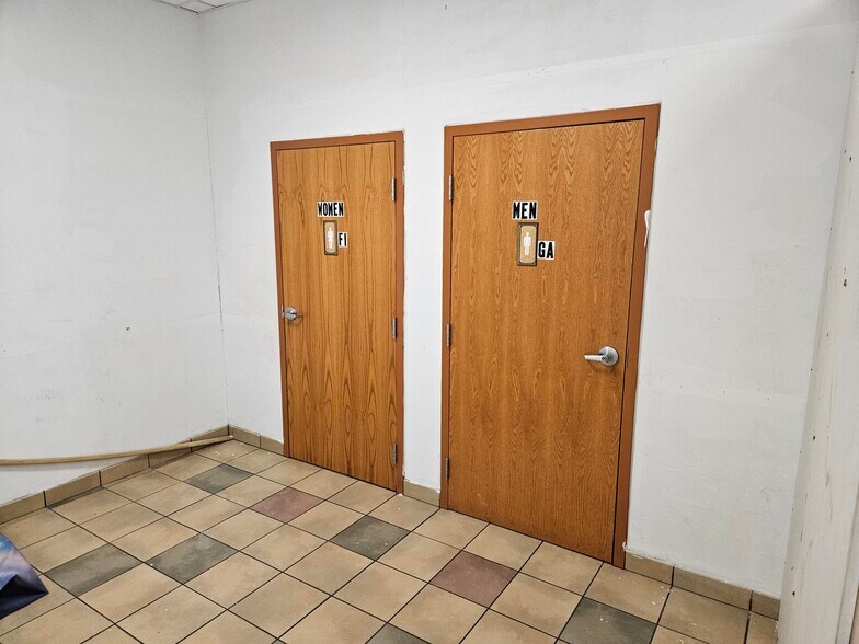 More Photos Of 501 N Main St, Evansville Storefront For Lease