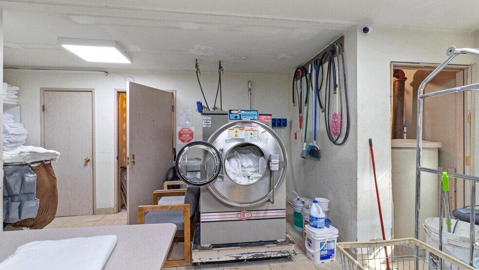 More Photos Of 1509 6th St, Wells Hotel For Sale