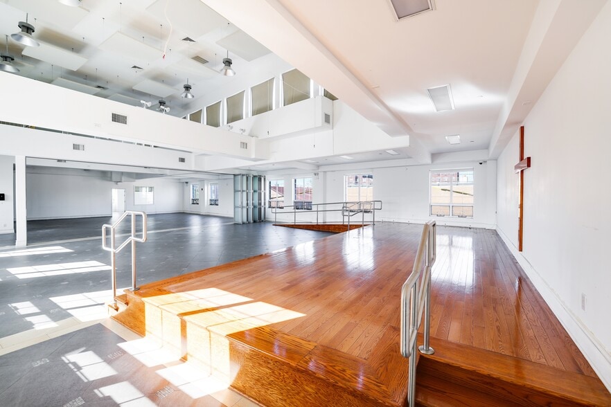 More Photos Of 7543 Parsons Blvd, Flushing Storefront Retail Office For Sale