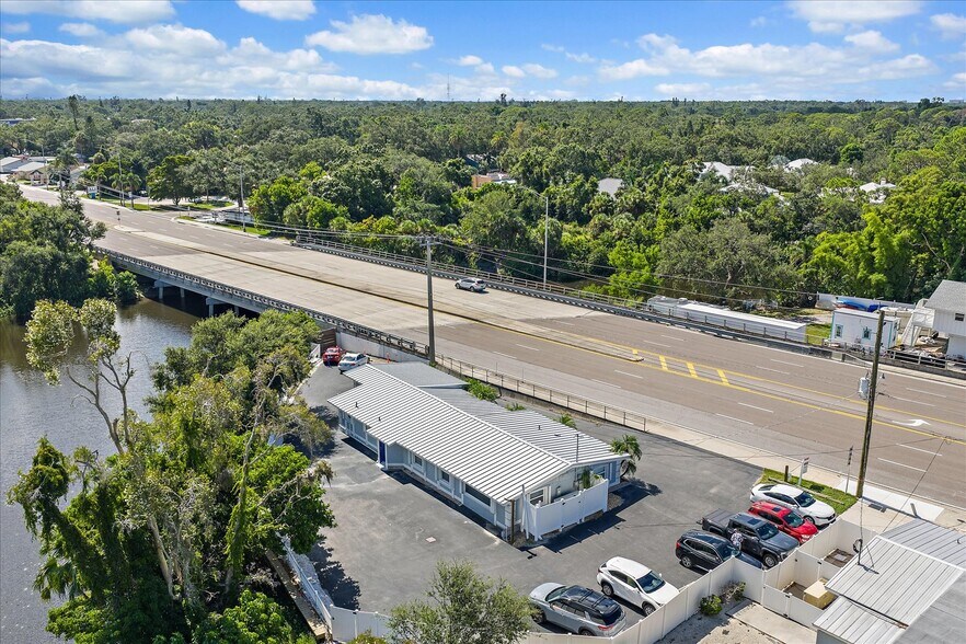 More Photos Of 2535 Bee Ridge Rd, Sarasota Medical For Lease
