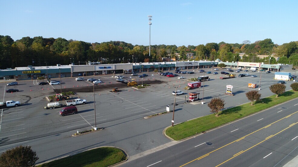 More Photos Of 3800 Reynolda Rd, Winston-Salem Supermarket For Lease
