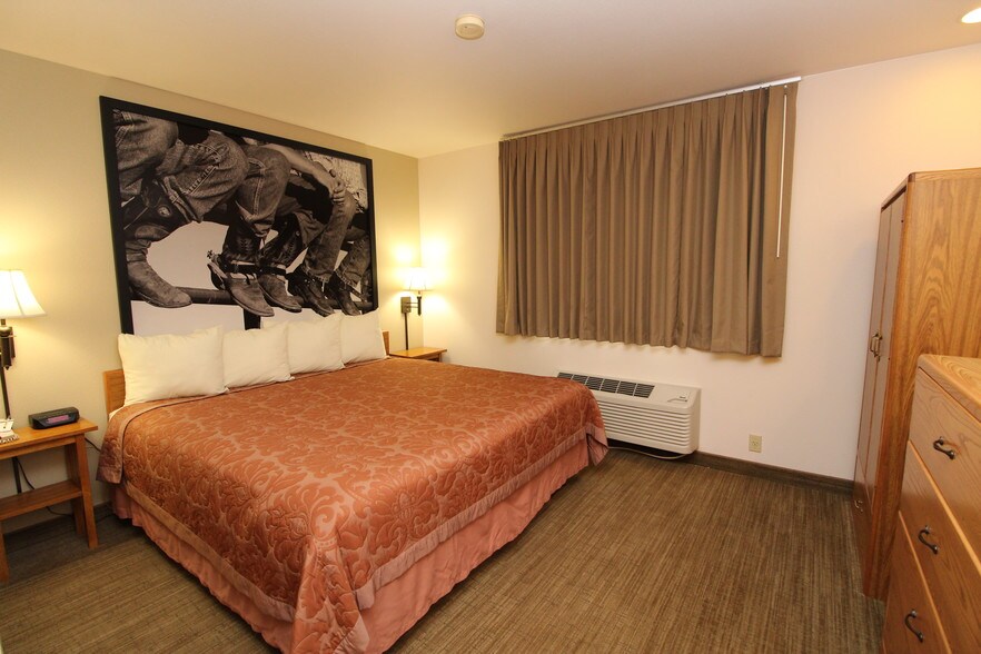 More Photos Of 201 14th St W, Hardin Hotel For Sale