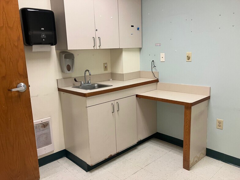 More Photos Of 29 Market Sq, Lynn Hospital For Sale