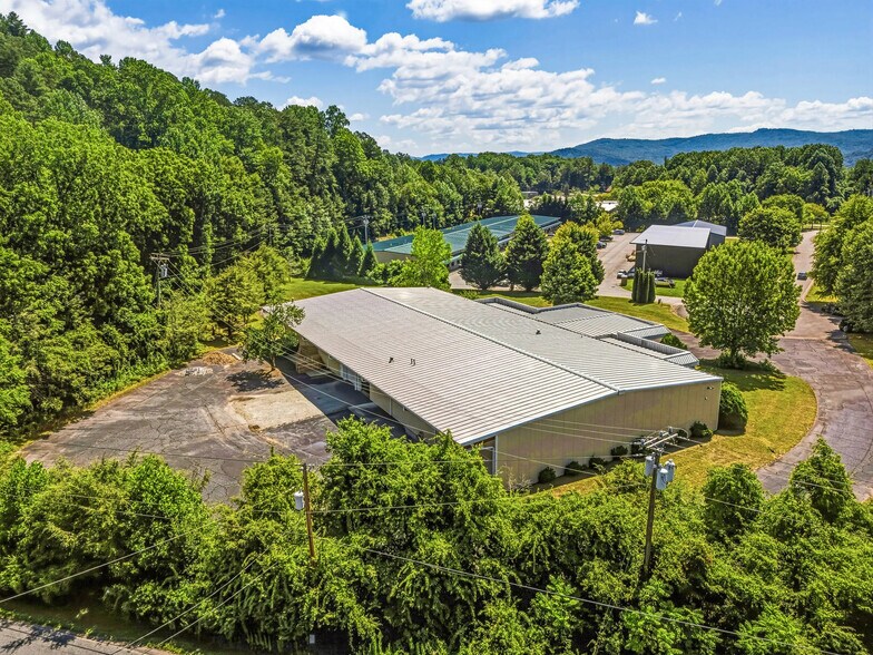 More Photos Of 235 Commerce St, Brevard Manufacturing For Sale