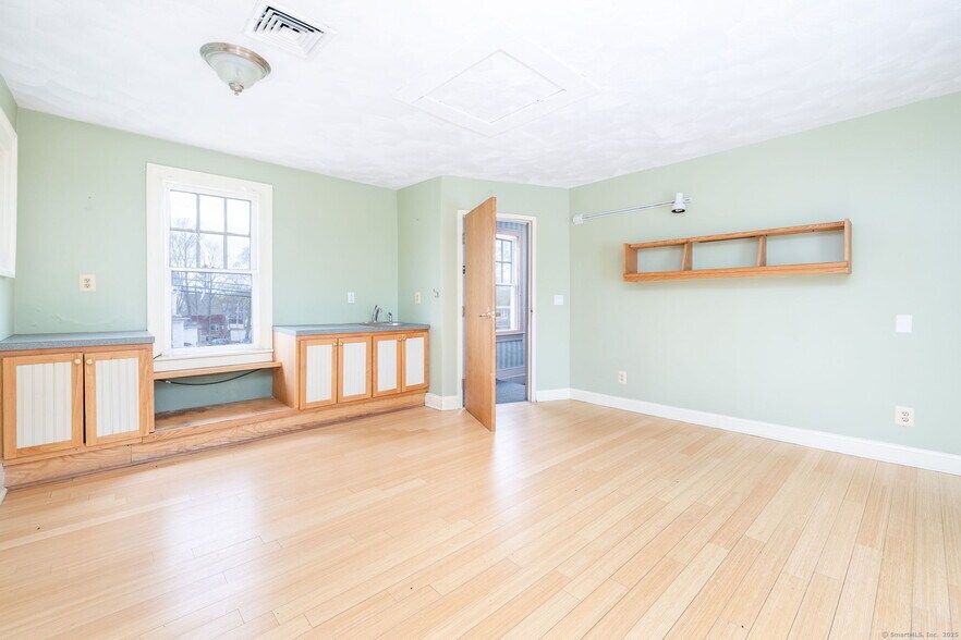 More Photos Of 11 Hayward Ave, Colchester Office For Sale