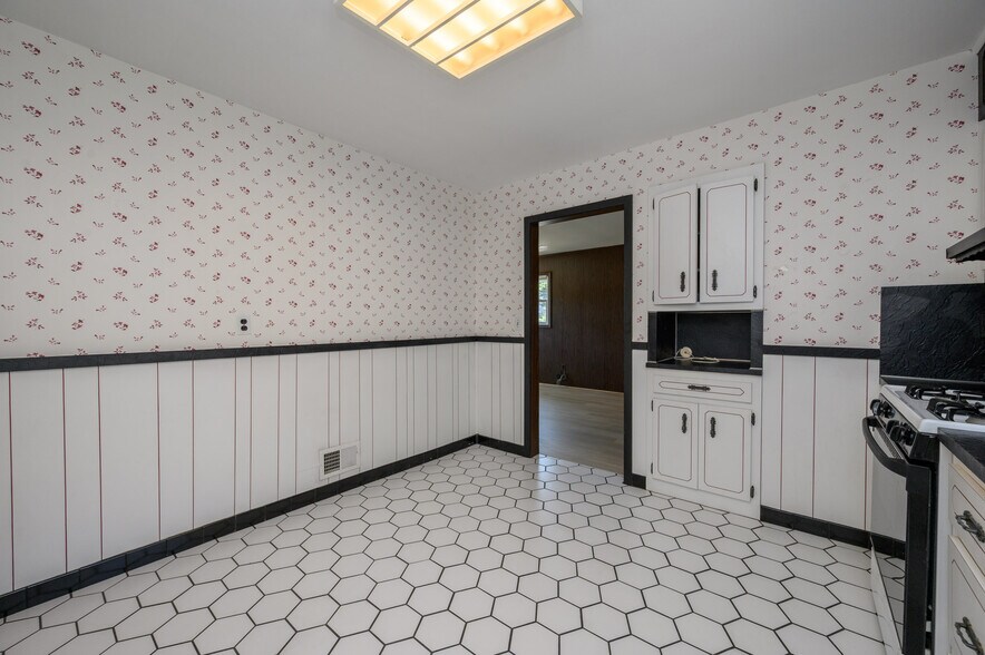 More Photos Of 373 Ford Ave, Fords Medical For Sale