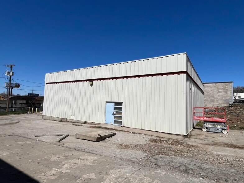 More Photos Of 2728 84th St, Omaha Warehouse For Lease
