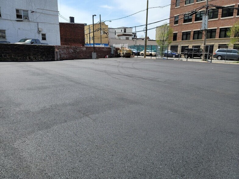 More Photos Of 408-416 Market St, Newark Freestanding For Lease
