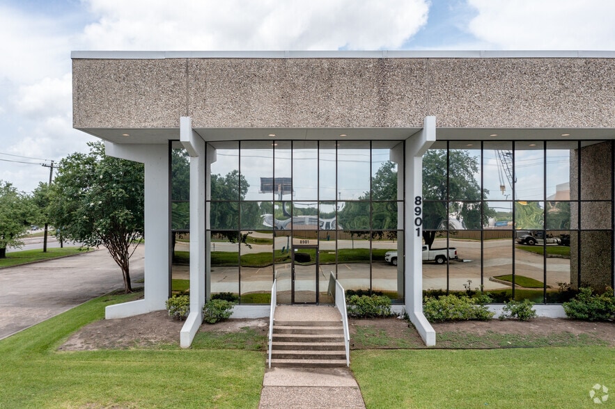 More Photos Of 8935-8947 Market St, Houston Unknown For Lease