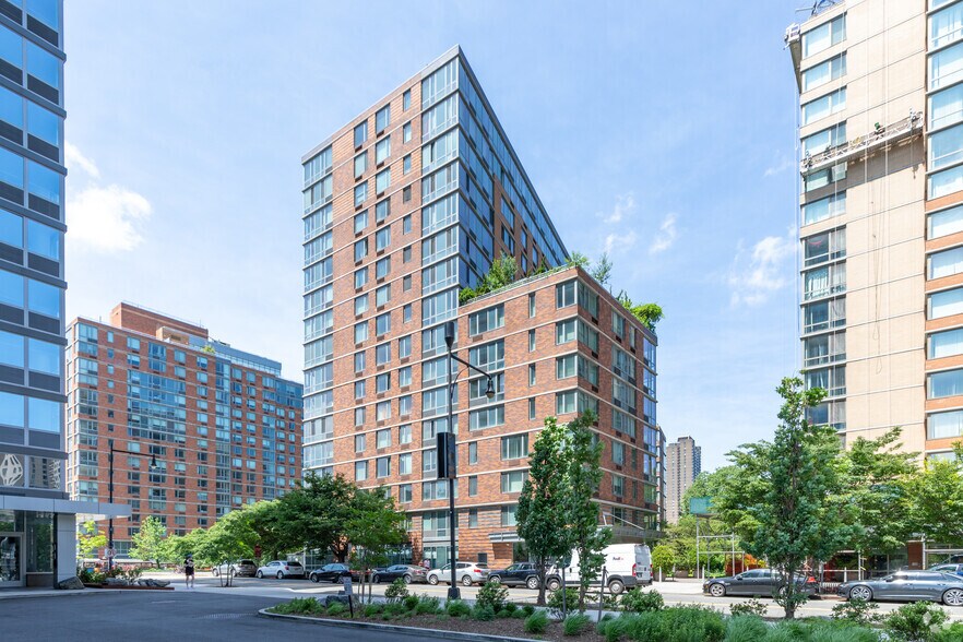 More Photos Of 455 Main St, New York Apartments For Lease