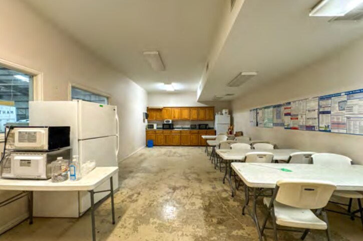 More Photos Of 1850 N Stemmons St, Sanger Industrial For Lease