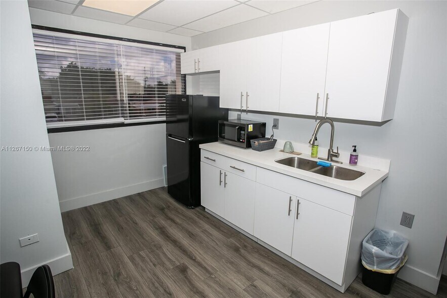 More Photos Of 1380 NE Miami Gardens Dr, North Miami Beach Medical For Lease