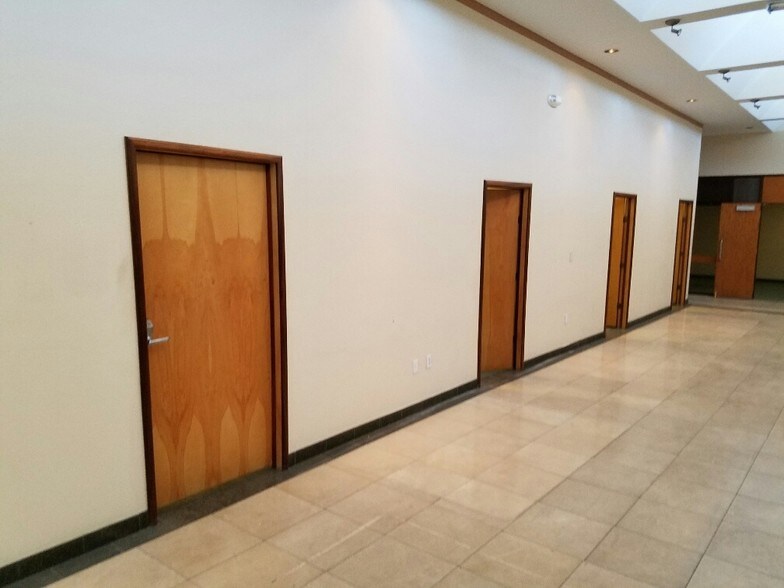 More Photos Of 5040 Edna Ave, Las Vegas Office For Lease