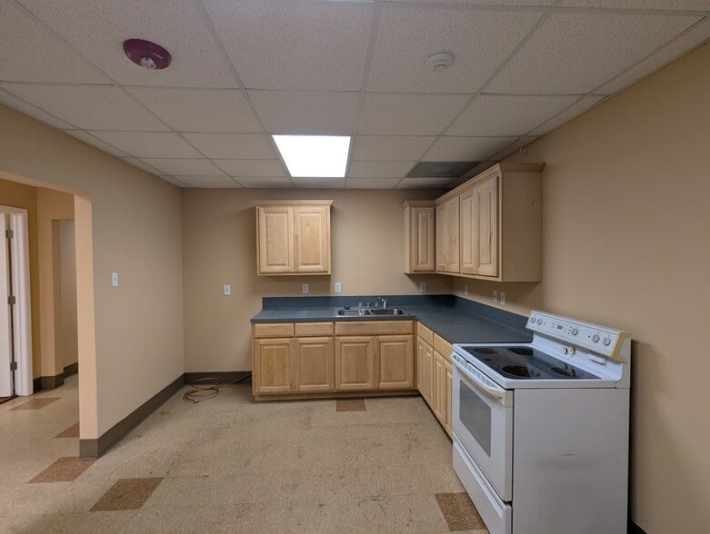 More Photos Of 635 Langham Rd, Beaumont Warehouse For Sale