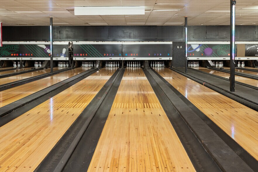 More Photos Of 900 W Corsicana St, Athens Bowling Alley For Sale