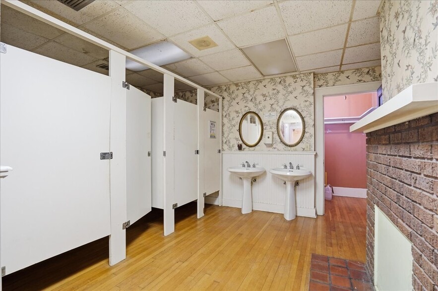 More Photos Of 337 8th Ave W, Palmetto Restaurant For Sale