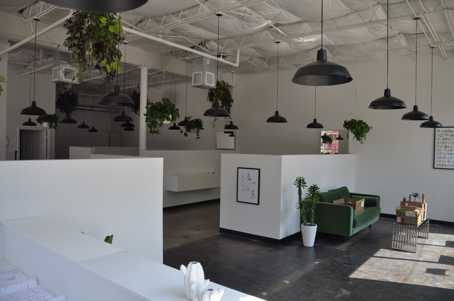 More Photos Of 3901 Main St, Dallas Showroom For Lease