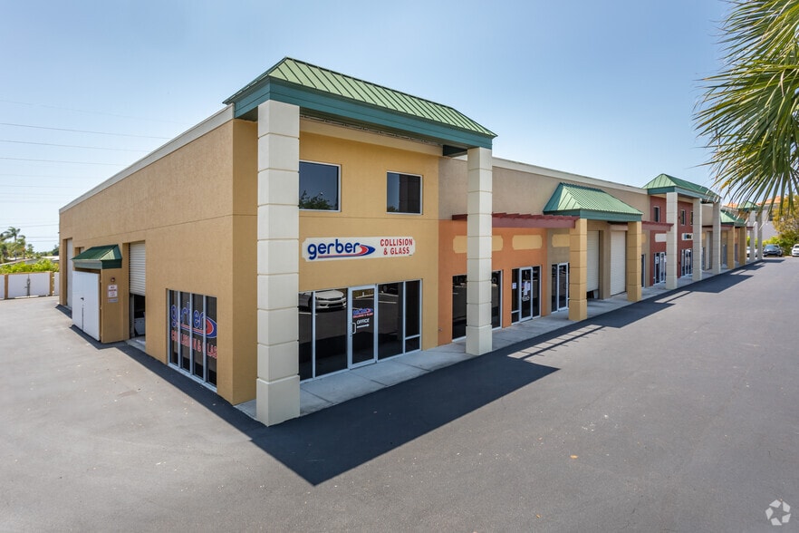 Primary Photo Of 1030 Collier Center Way, Naples Showroom For Lease