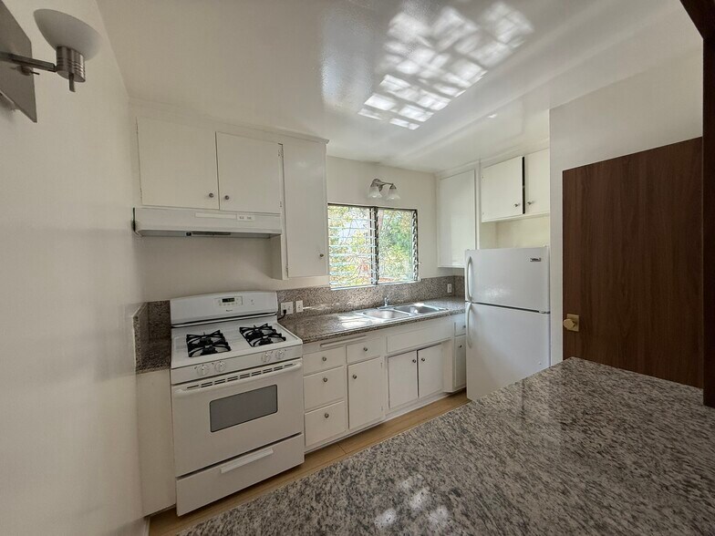 More Photos Of 1152 N Poinsettia Pl, West Hollywood Apartments For Sale