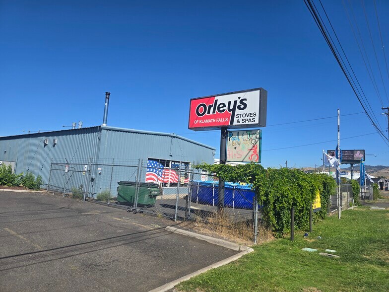 More Photos Of 2120 Washburn Way, Klamath Falls Freestanding For Sale