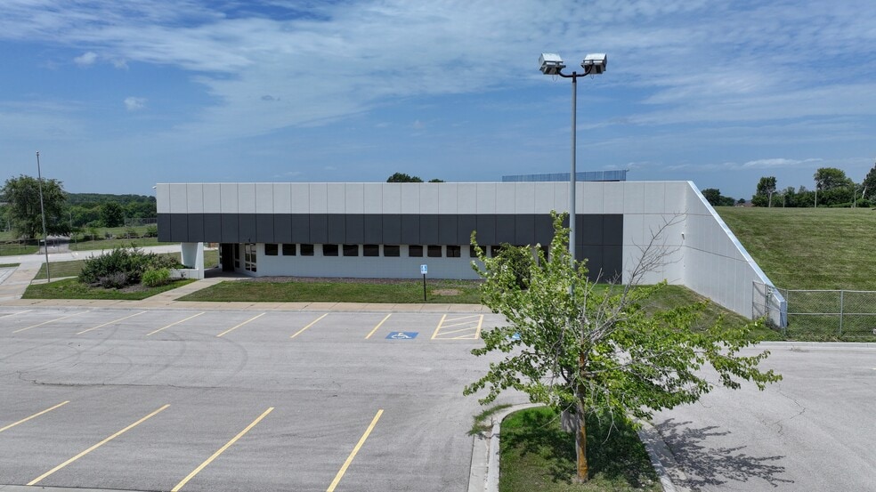 More Photos Of 9000 Old Santa Fe Rd, Kansas City Office For Sale