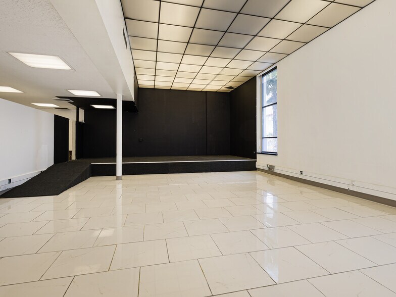 More Photos Of 320-330 E Manchester Blvd, Inglewood Bank For Lease