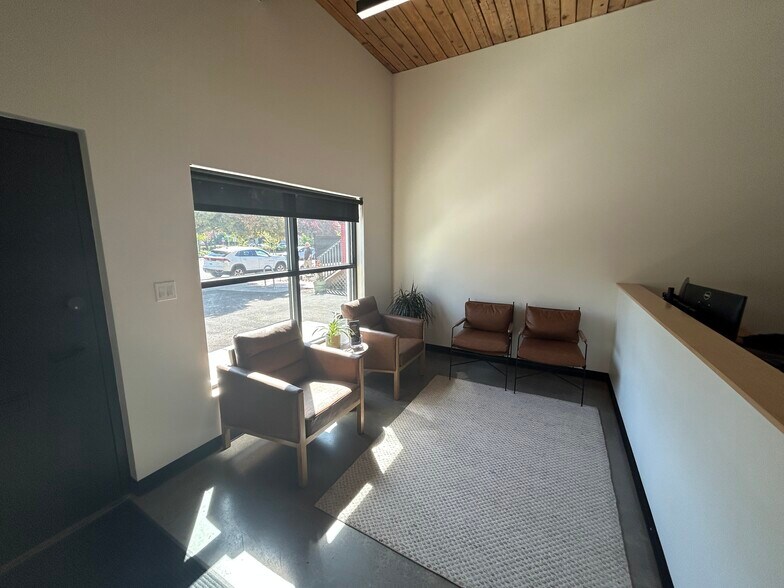 More Photos Of 5615 S Hood Ave, Portland Office For Sale