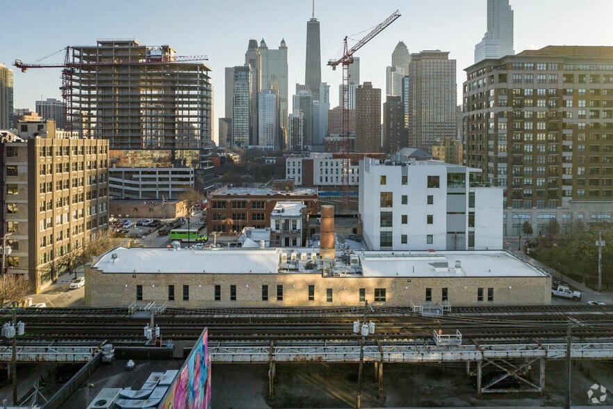 More Photos Of 312 W Chestnut St, Chicago Hotel For Lease