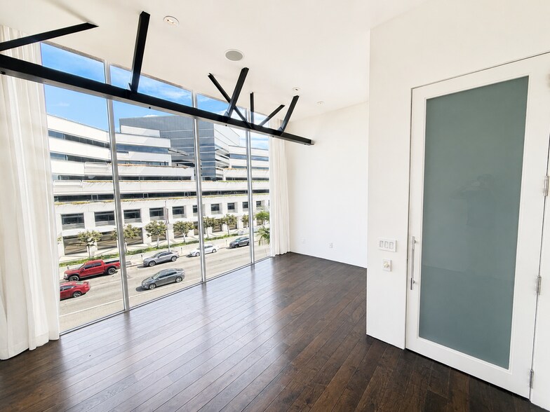 More Photos Of 15840 Ventura Blvd, Encino Office For Lease