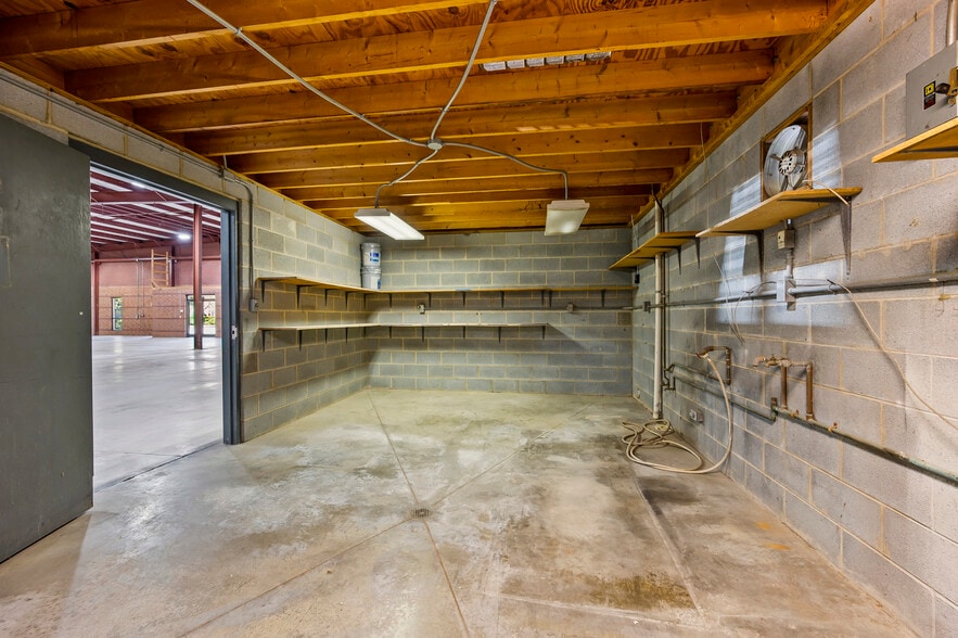 More Photos Of 2595 Viceroy Dr, Winston-Salem Warehouse For Lease