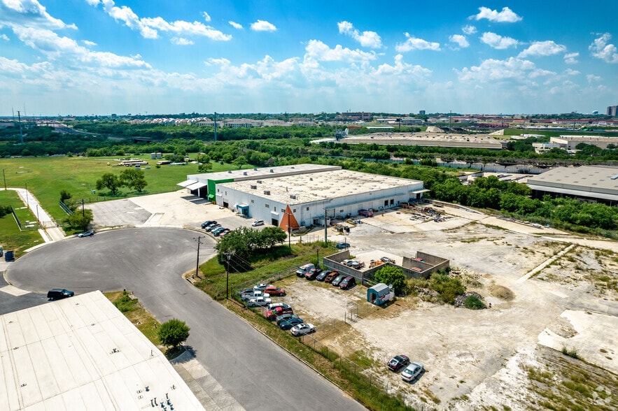 More Photos Of 3003-3015 Aniol St, San Antonio Service For Lease